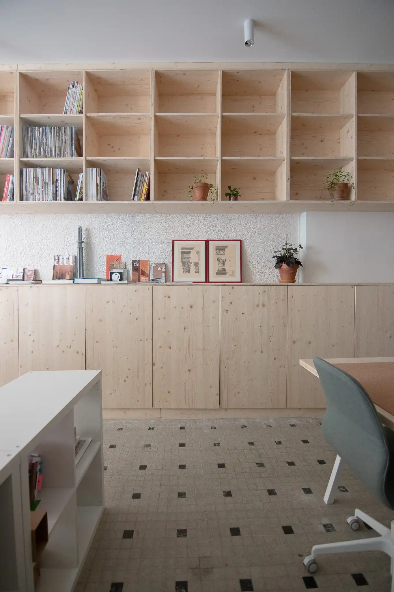 détail de la bibliothèque de l'agence asné architecture à Bordeaux